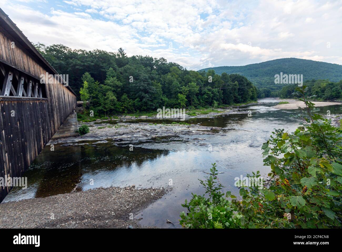 Pont couvert de Dummerston au-dessus de la rivière Ouest, Dummerston, Vermont, États-Unis Banque D'Images