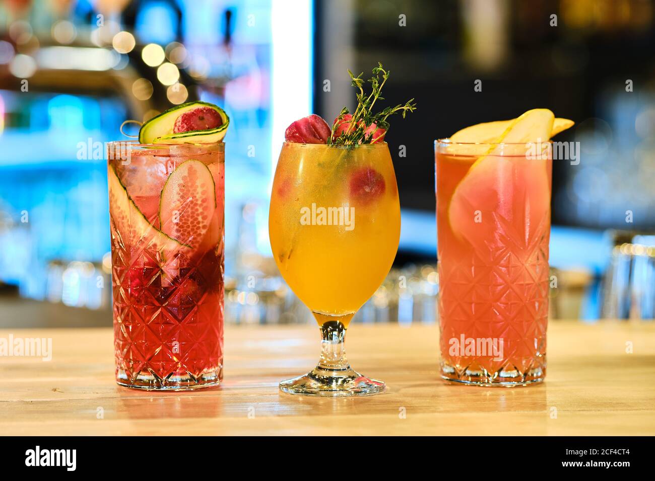 Trois verres de limonade froide sur le comptoir (photo à mise au point douce avec faible profondeur de champ) Banque D'Images
