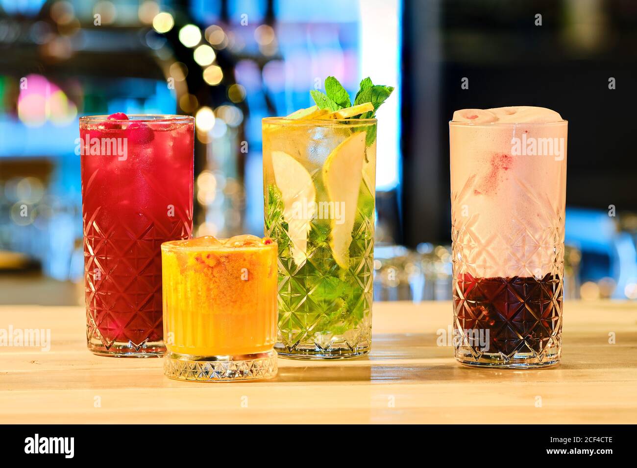Cocktails froids classiques - rhum et cola, mojito et club de trèfle (photo douce avec faible profondeur de champ) Banque D'Images