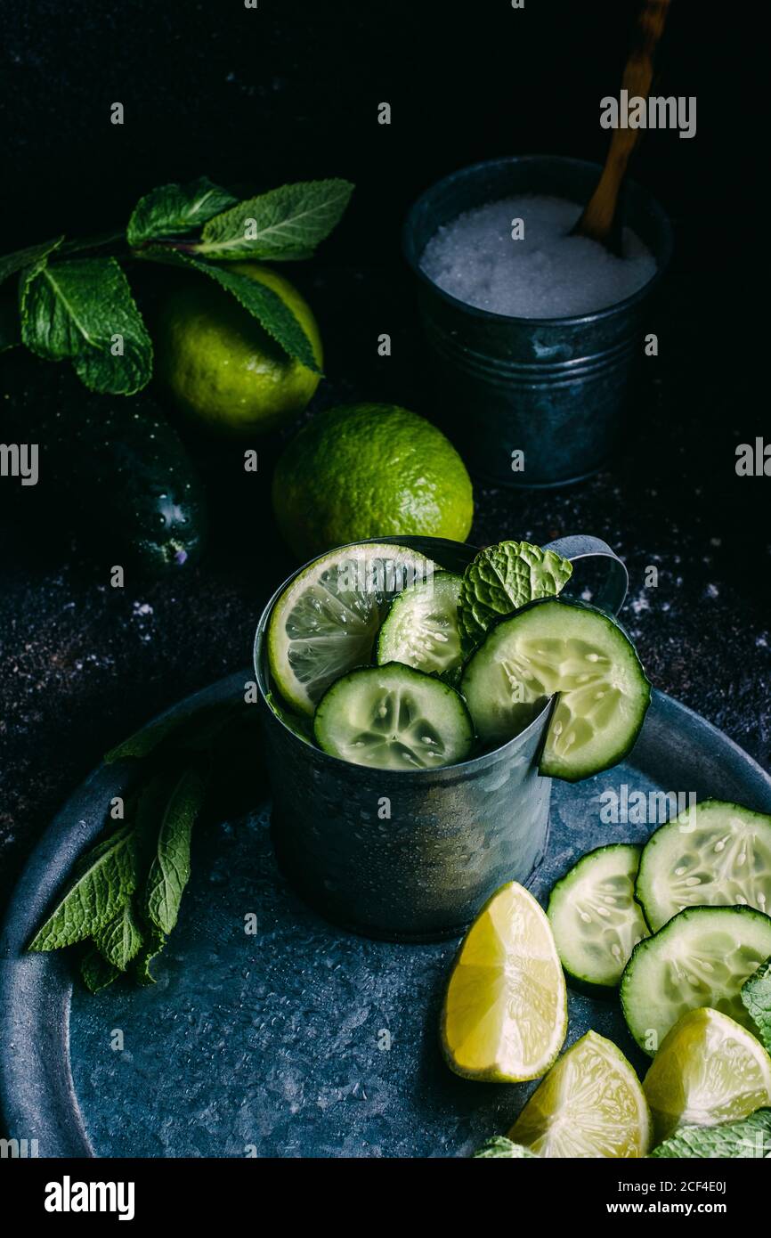 Boisson de détox de concombre à la menthe et au citron vert Banque D'Images