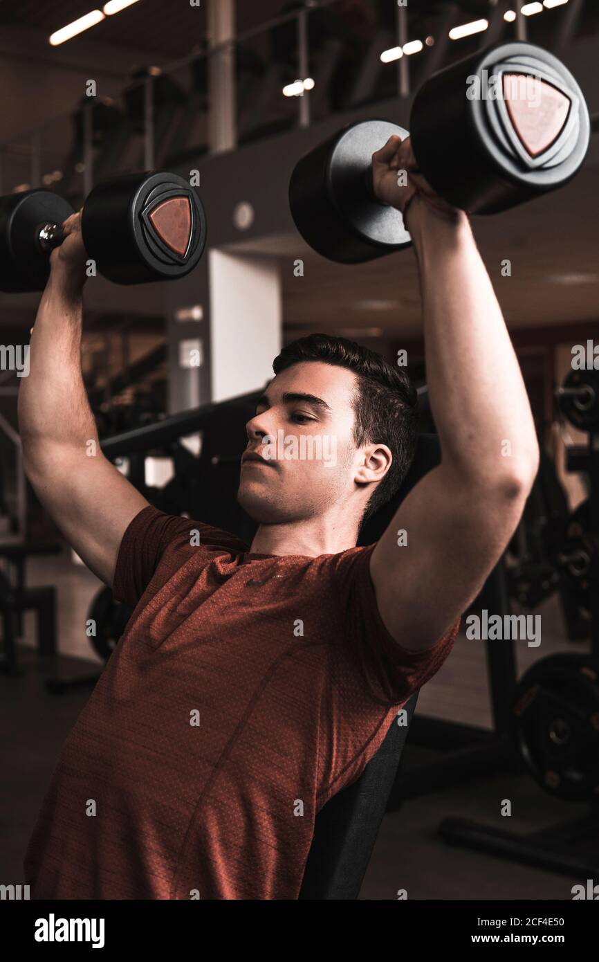 jeune homme de forme physique faisant des poids Banque D'Images