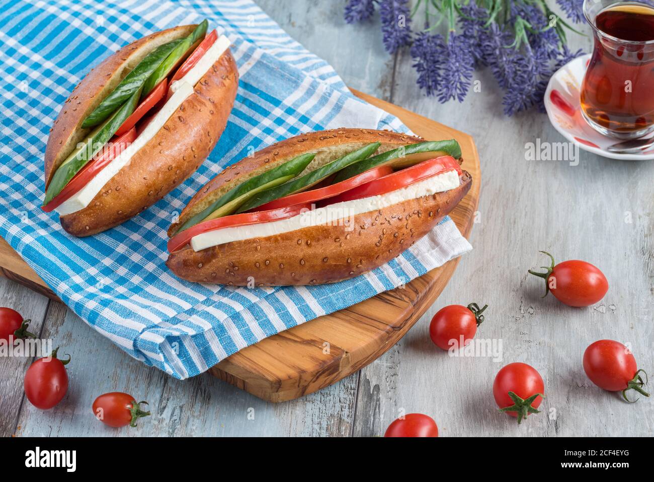 Kumru; sandwich turc traditionnel (Izmir) et thé turc Banque D'Images