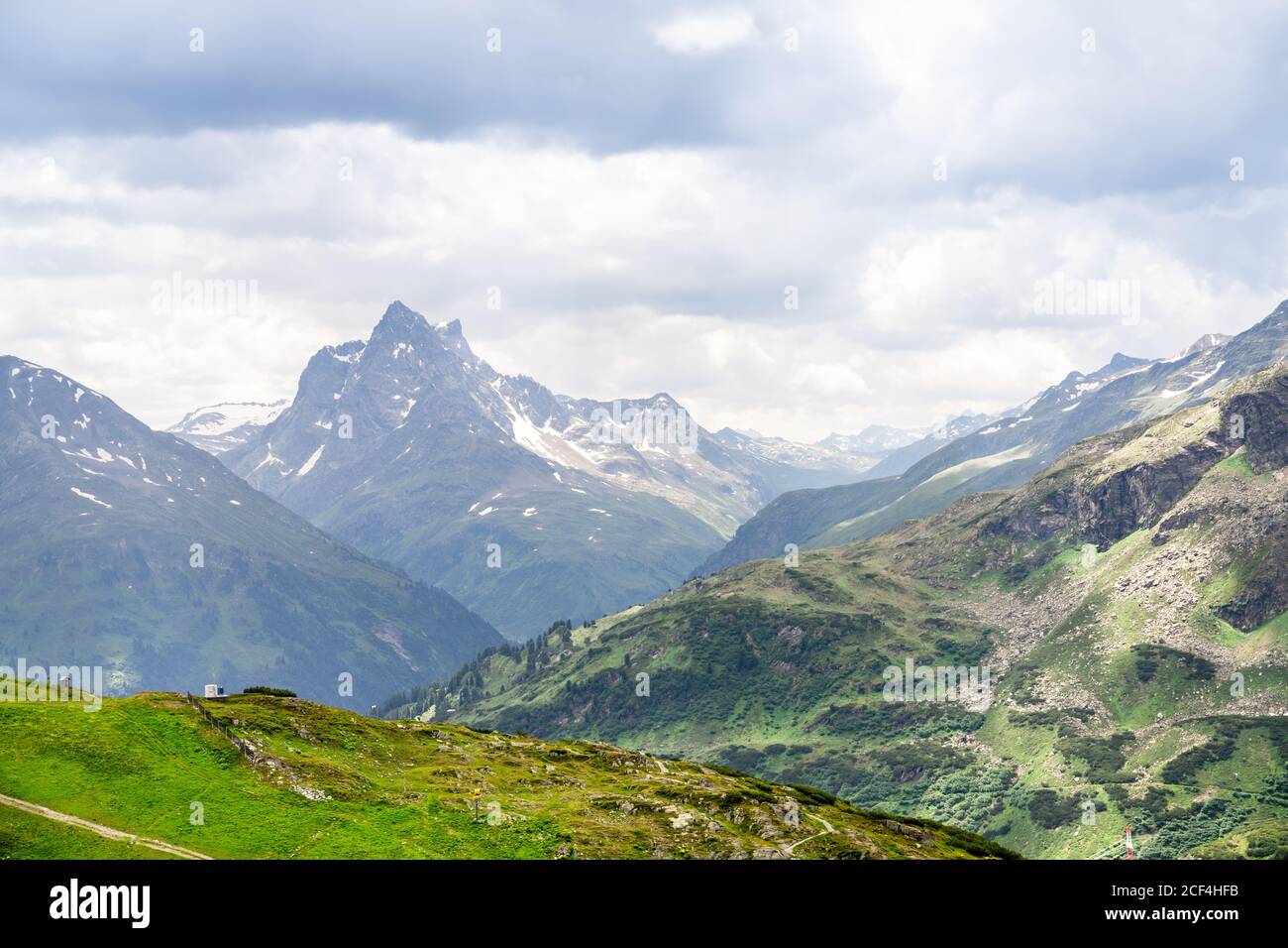 Montagnes des Alpes. Montagne alpine d'Autriche avec nuages Banque D'Images