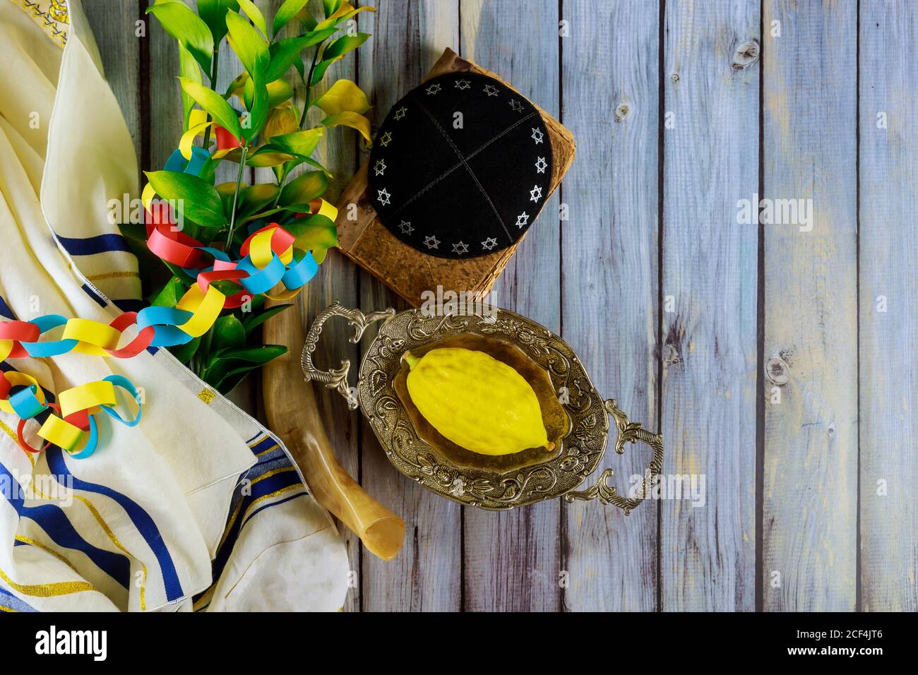 Festival rituel juif symbole religieux de Sukkot dans l'etrog, lulav kippah tallit Banque D'Images
