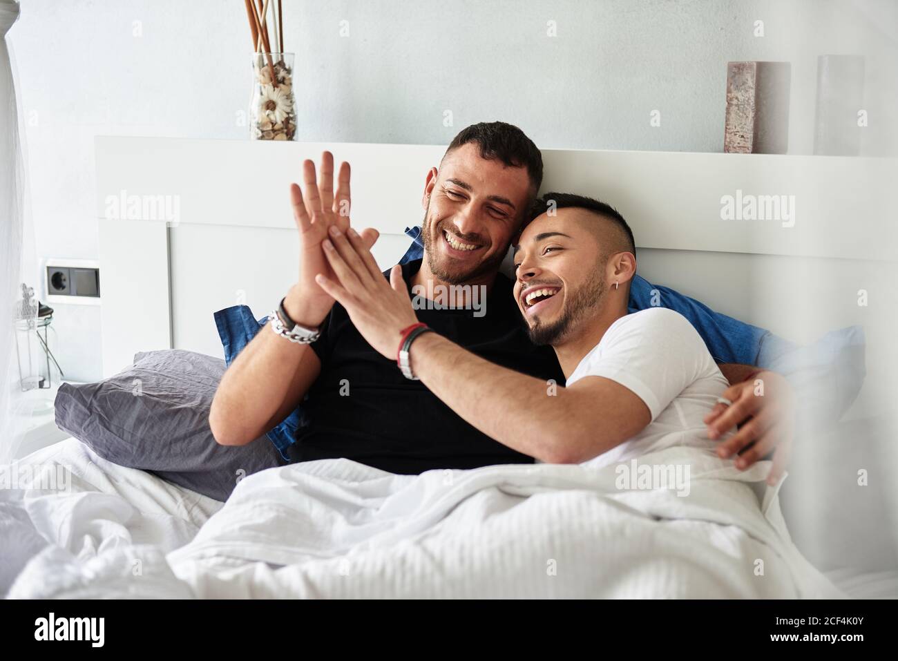 Jeune couple homosexuel lit Banque de photographies et d’images à haute résolution Page 2 Alamy