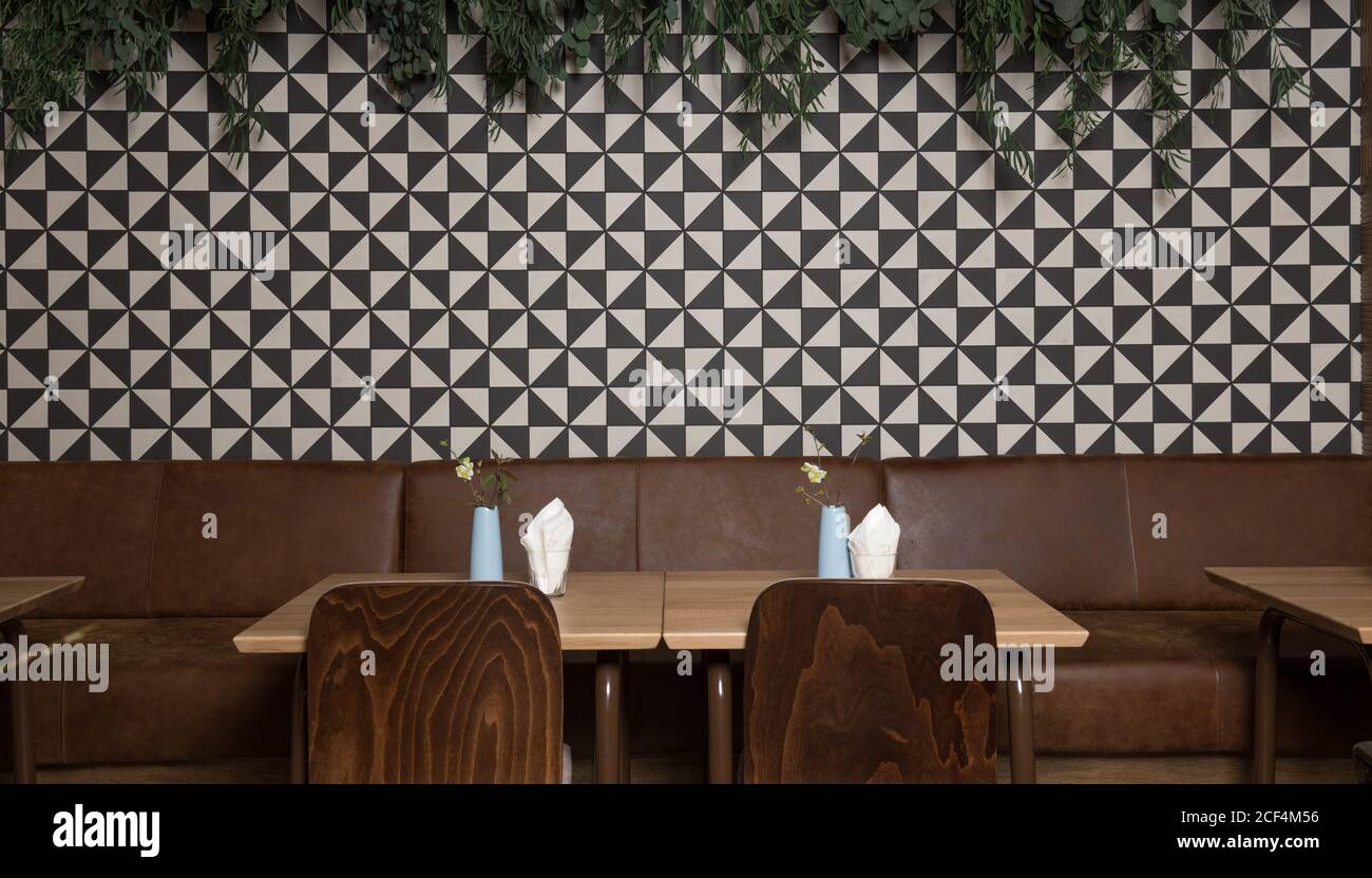 Petites tables et chaises confortables dans un restaurant confortable Banque D'Images