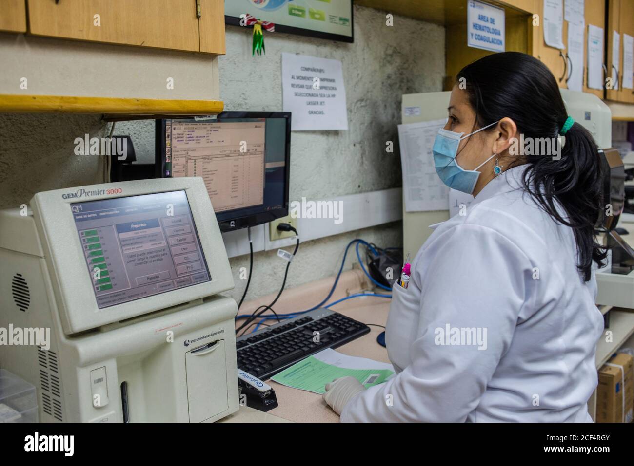 Un laboratoire équipé pour tester le virus Zika, qui se transmet par des piqûres de moustiques. Banque D'Images
