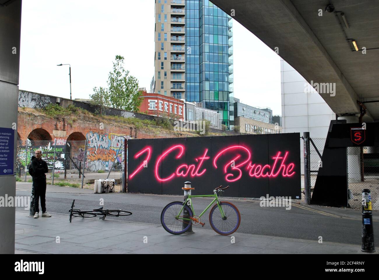 LE SLOGAN DU MOUVEMENT BLM 'I CAN'T BREATHE' EST ÉCRIT DANS LE STYLE D'ART DE NEON STREET FACE À LA STATION DE SHOREDITCH HIGH STREET, EAST LONDON. Banque D'Images