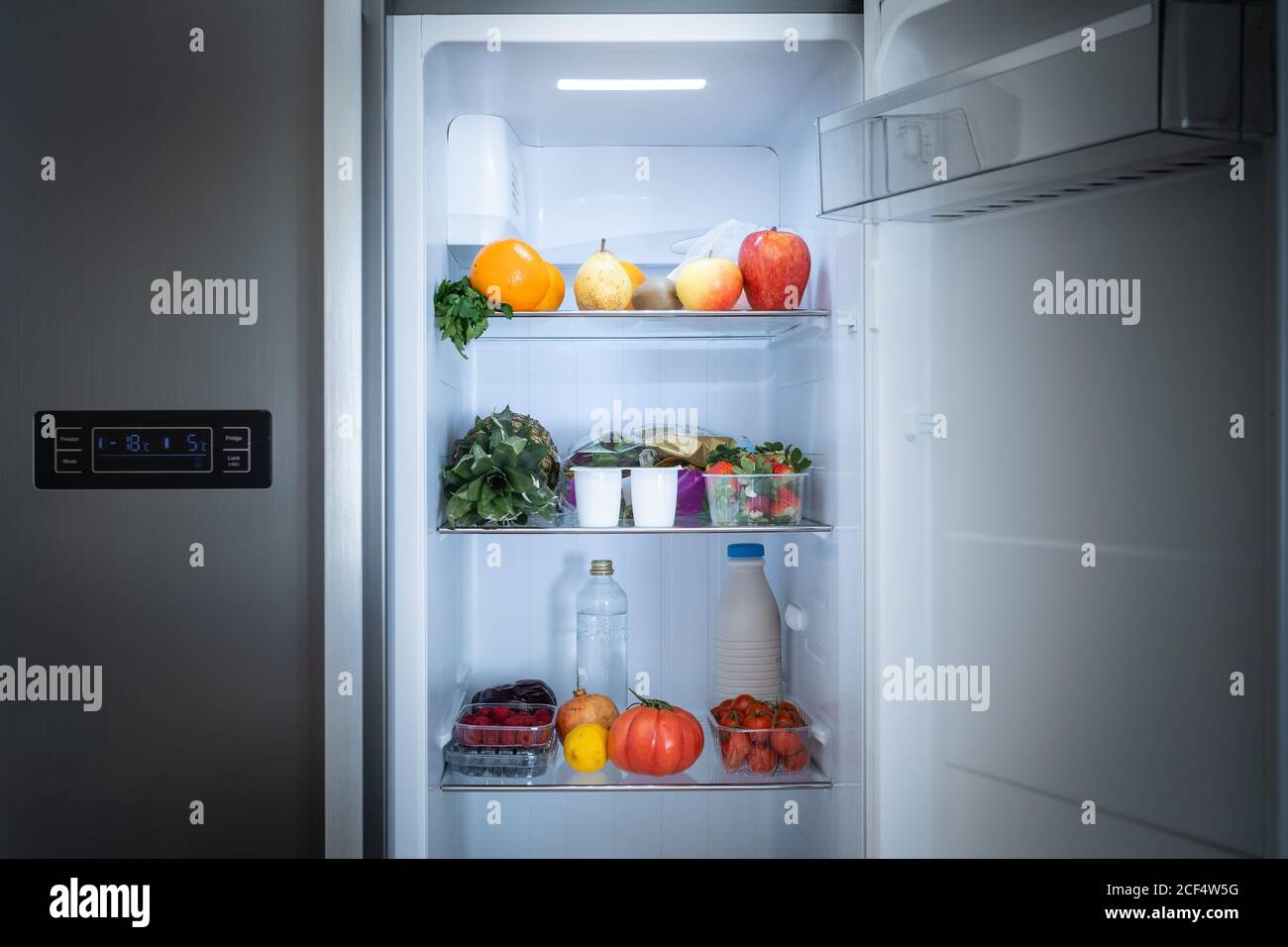 Étagère du réfrigérateur pleine d'aliments sains à la maison Banque D'Images