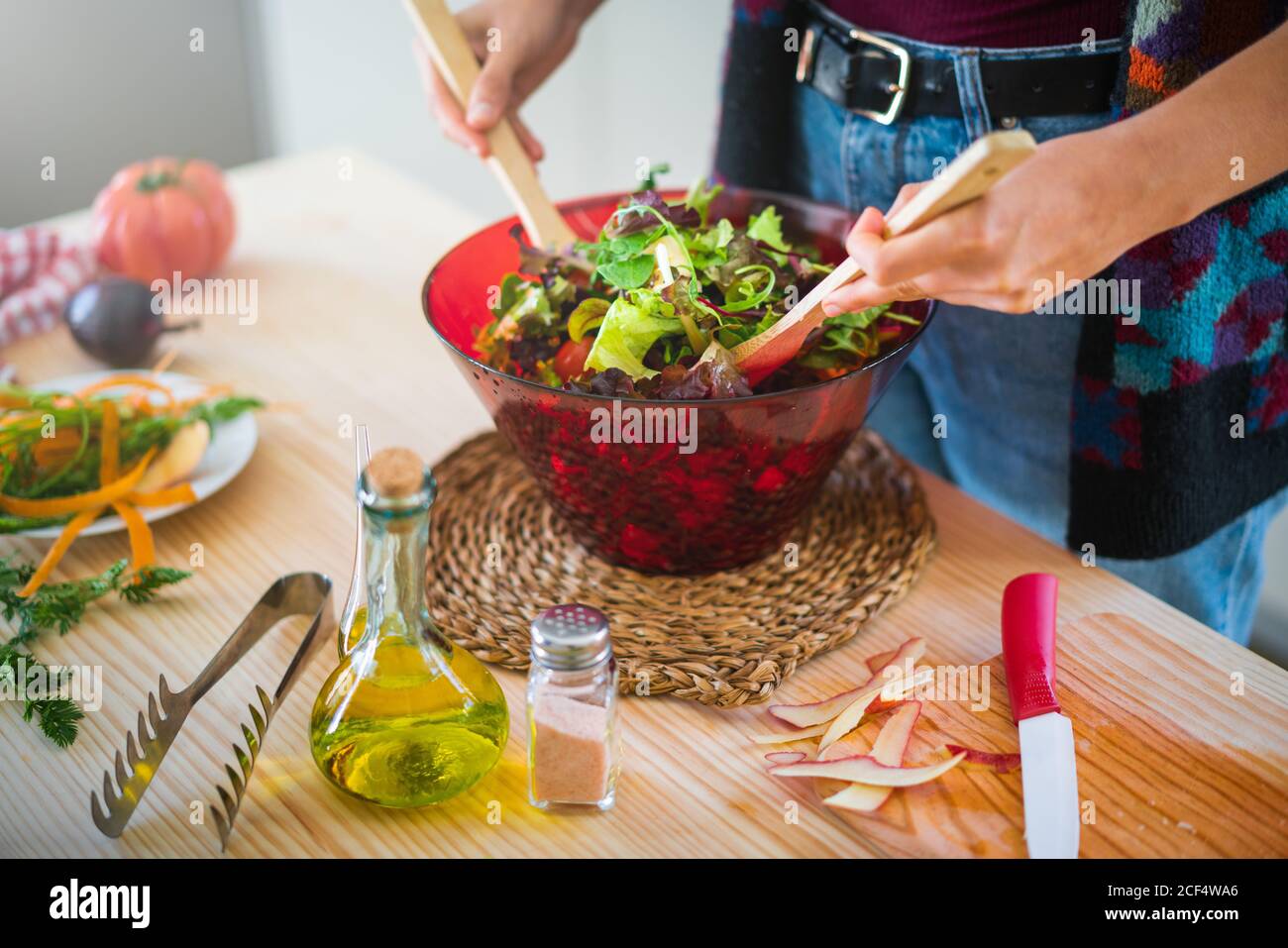 Bol à smoothie avec baies fraîches et sésame servi sur table Banque D'Images