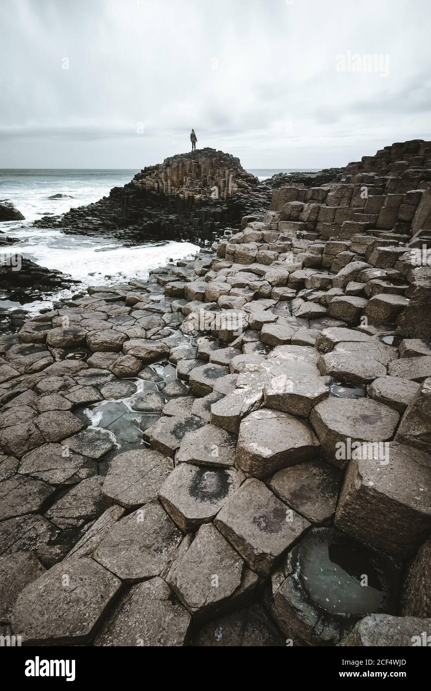 Femme debout sur la falaise et contemplant Banque D'Images