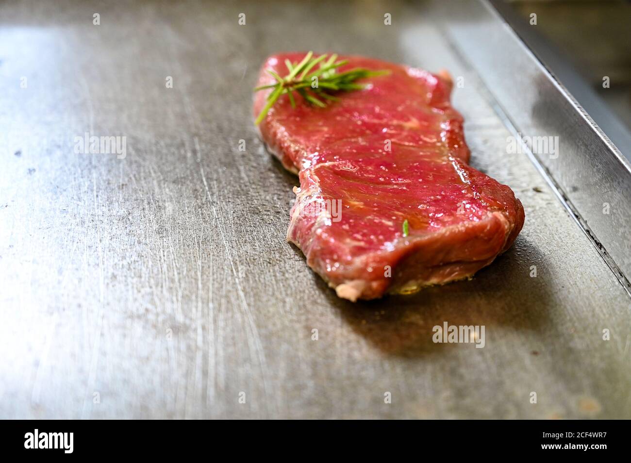 Steak de bœuf sur la plaque de cuisson du gril nourriture viande Banque D'Images