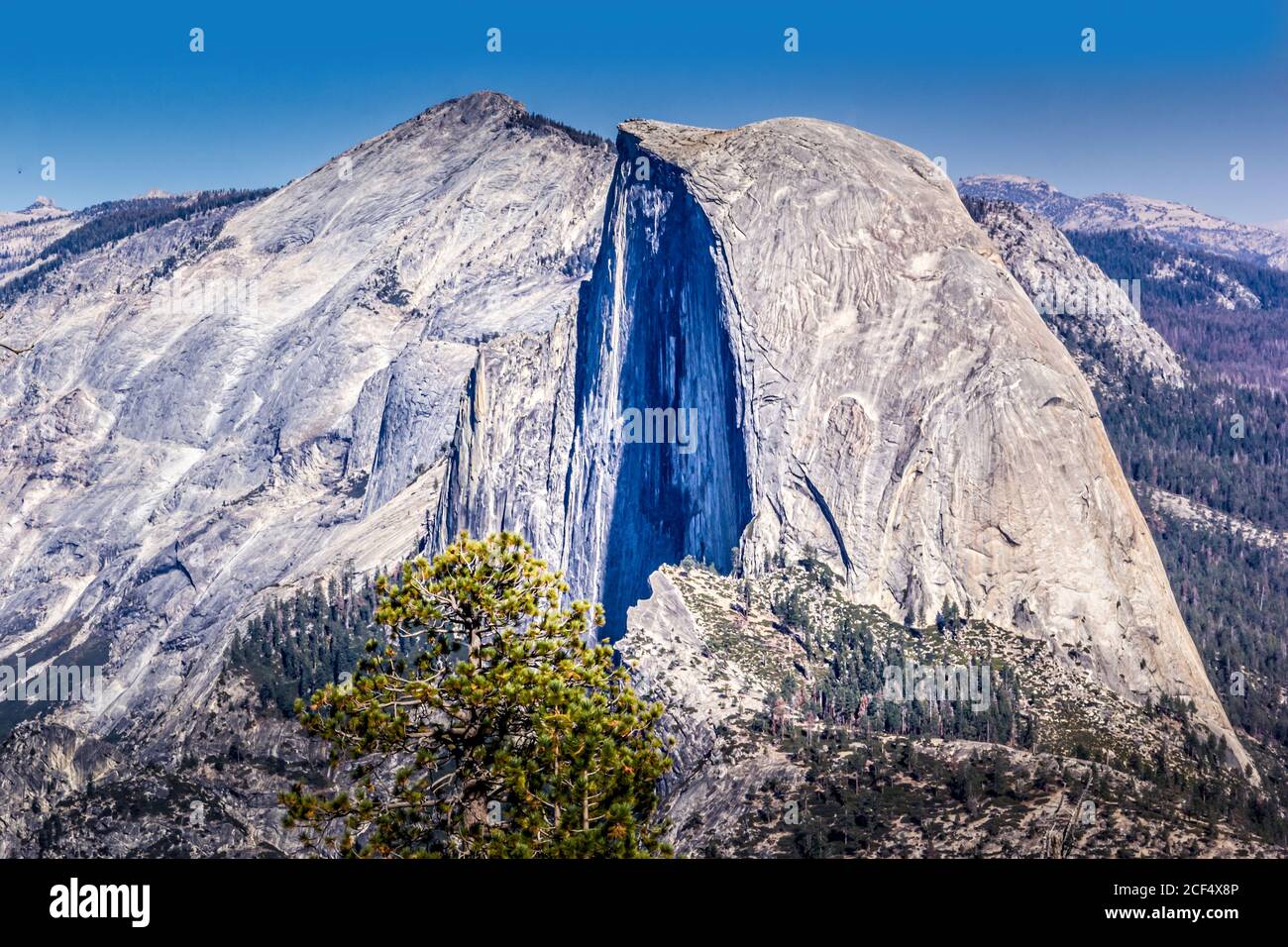 Vue depuis le Sentinel Dome jusqu'au Half Dome, parc national de Yellowstone, Californie Banque D'Images