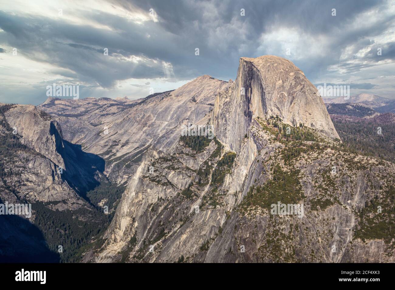 Vue panoramique depuis le dôme Sentinel jusqu'au demi-dôme, parc national de Yellowstone, Californie Banque D'Images