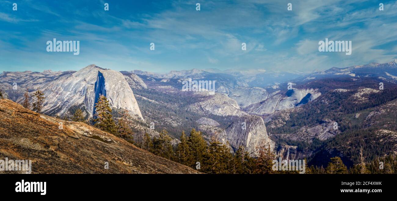 Vue panoramique depuis le dôme Sentinel jusqu'au demi-dôme, parc national de Yellowstone, Californie Banque D'Images
