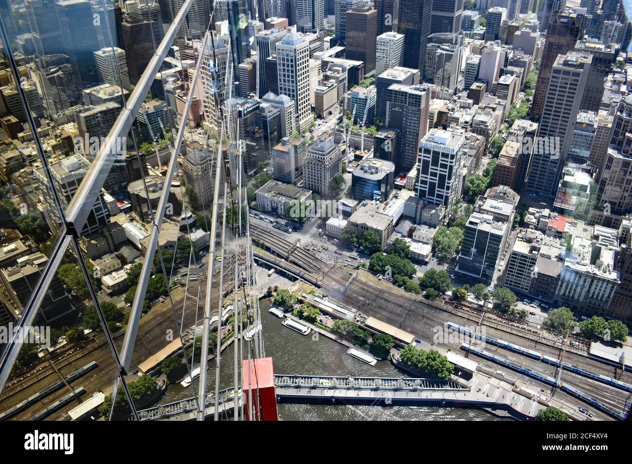Le centre-ville de Melbourne se reflète dans le verre teinté d'or de la tour Eureka. L'horizon de la ville est vu d'en haut à l'Eureka Skydeck 88. Banque D'Images