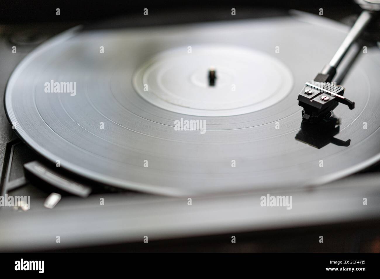 Un disque en vinyle noir tourne sur un disque vintage lecteur Banque D'Images