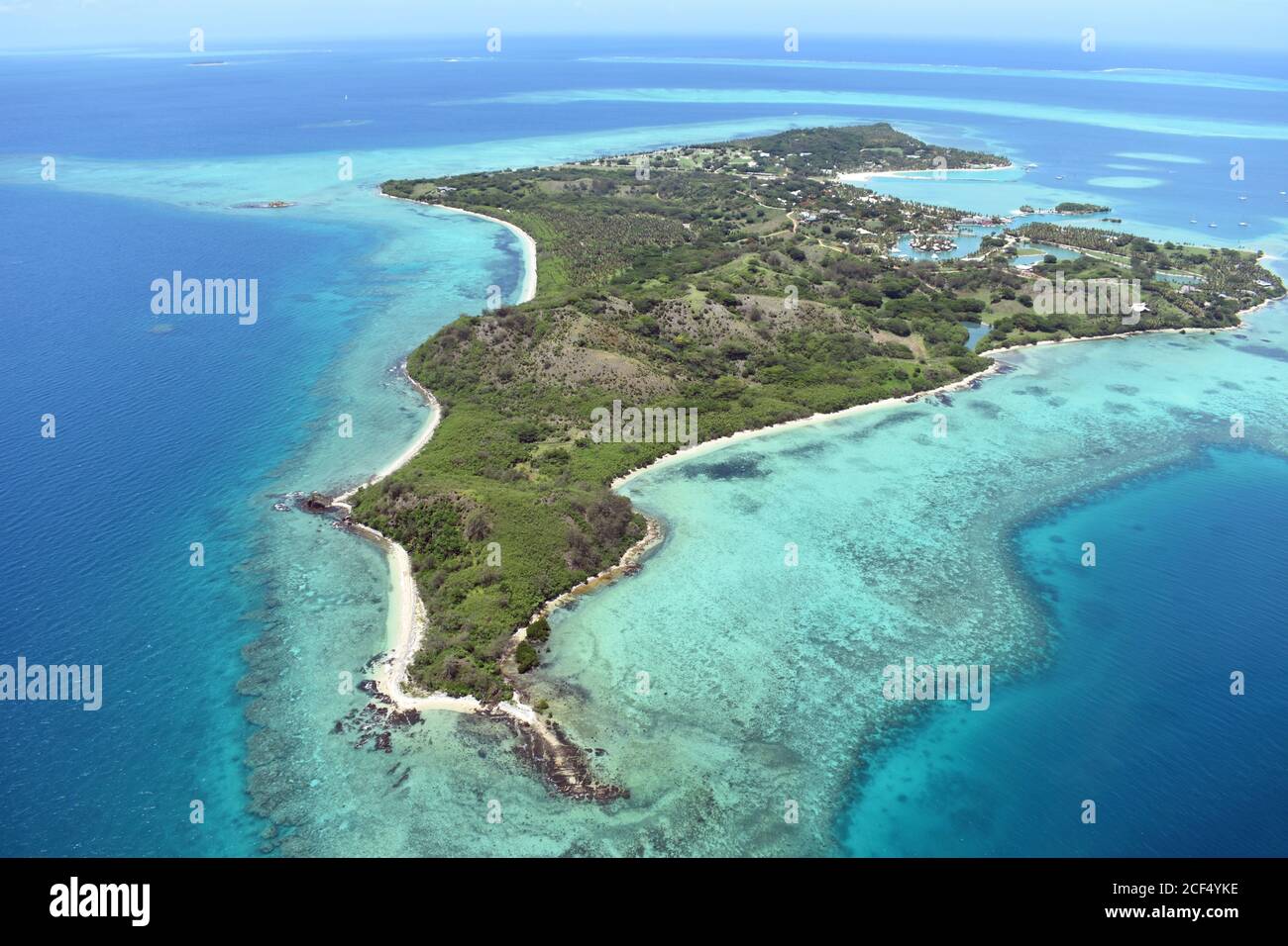 Îles Malolo Lailai vues d'en haut dans le Pacifique Sud, Fidji. L'île est entourée de récifs coralliens et d'eau turquoise à bleu profond. Banque D'Images