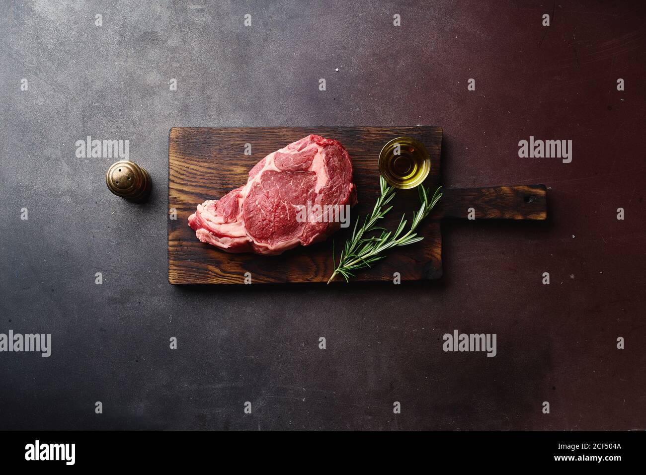 Vue de dessus du steak de bœuf bœuf noir Angus de qualité sur planche à découper en bois. Banque D'Images