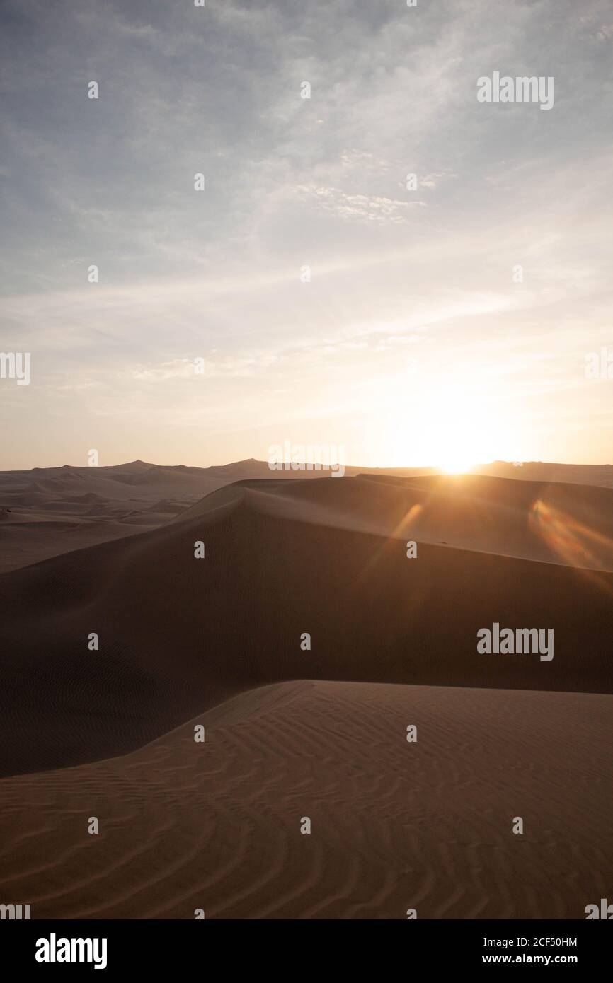 Paysage pittoresque de dunes de sable fin terrain désertique dans Coucher de soleil au Pérou Banque D'Images