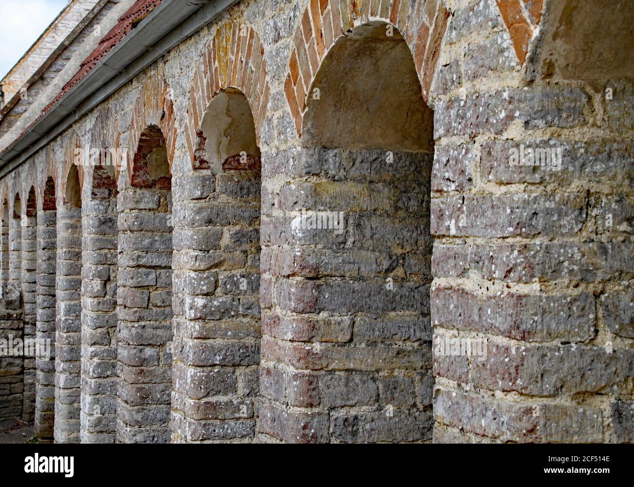 Grange de stockage avec arches en pierre anciennes Banque D'Images