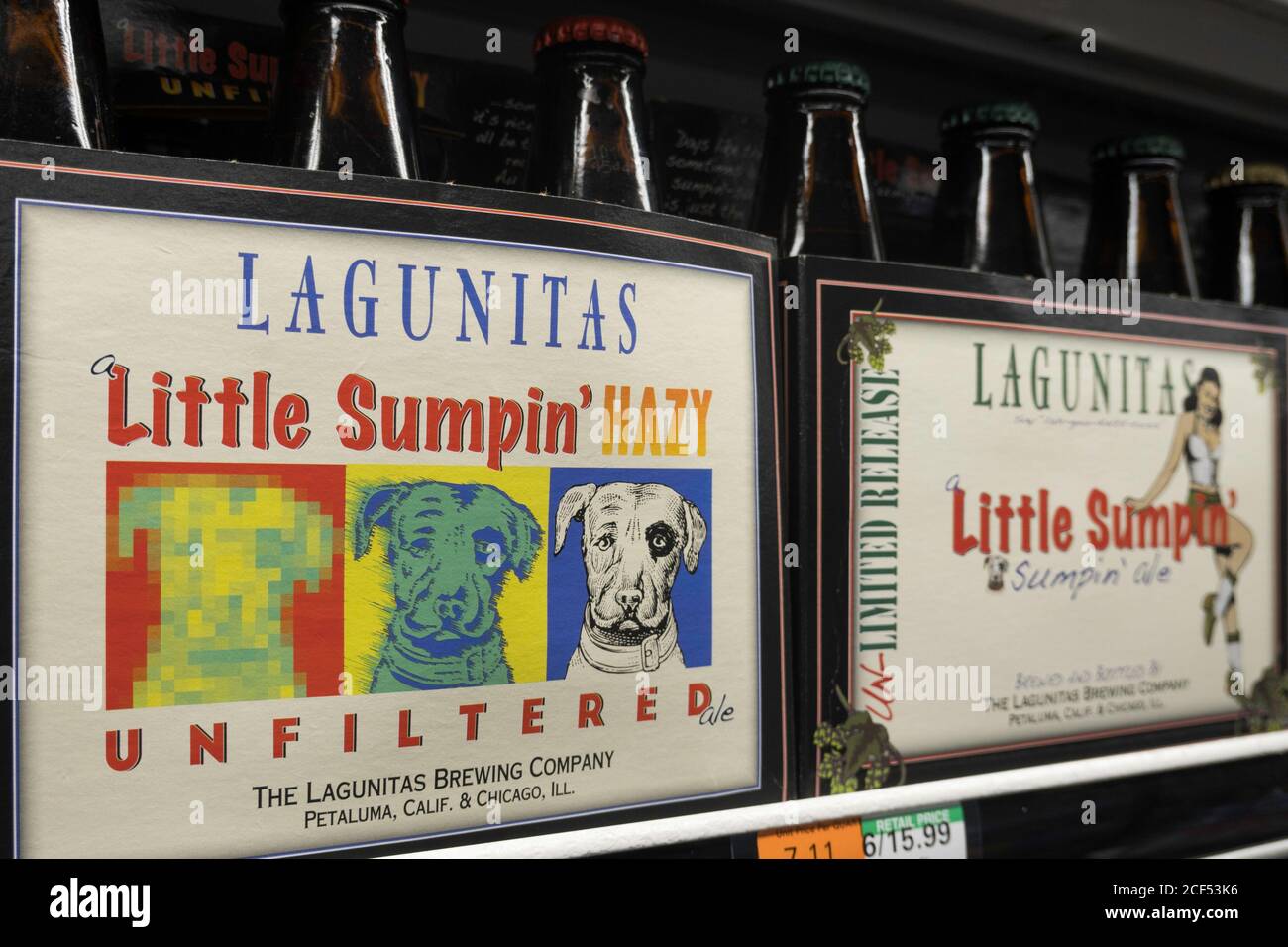 Bière en bouteille en vente à l'épicerie d'Agostino de New York, États-Unis Banque D'Images