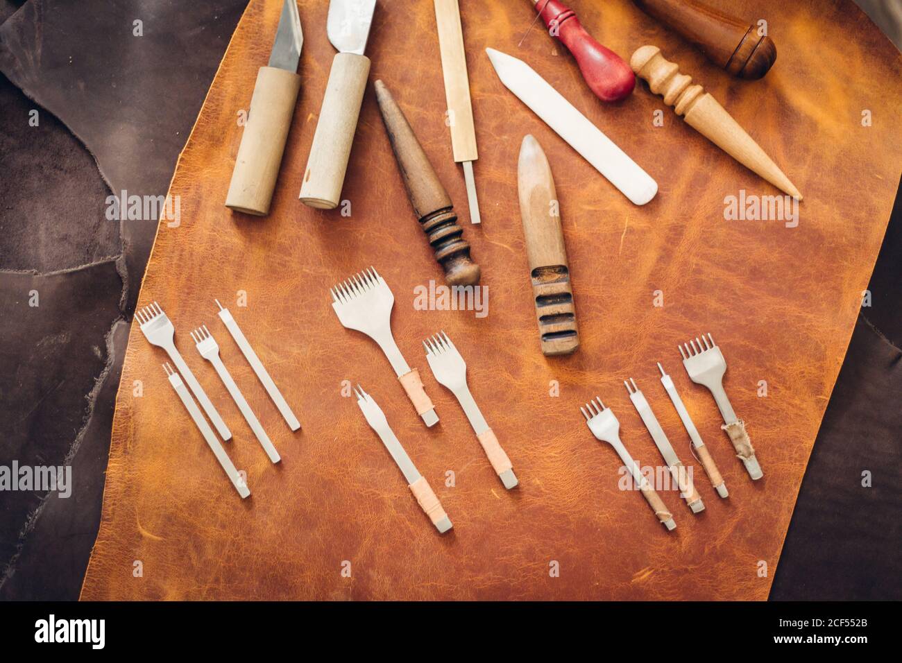 Objet d'artisanat en cuir véritable avec l'outil à l'aide d'outils de bricolage  porte-monnaie Photo Stock - Alamy