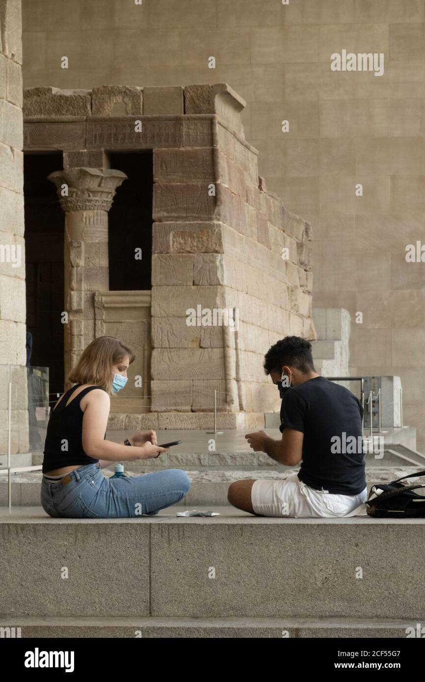 Touristes au Temple de Dendur, le Metropolitan Museum of Art, New York Banque D'Images