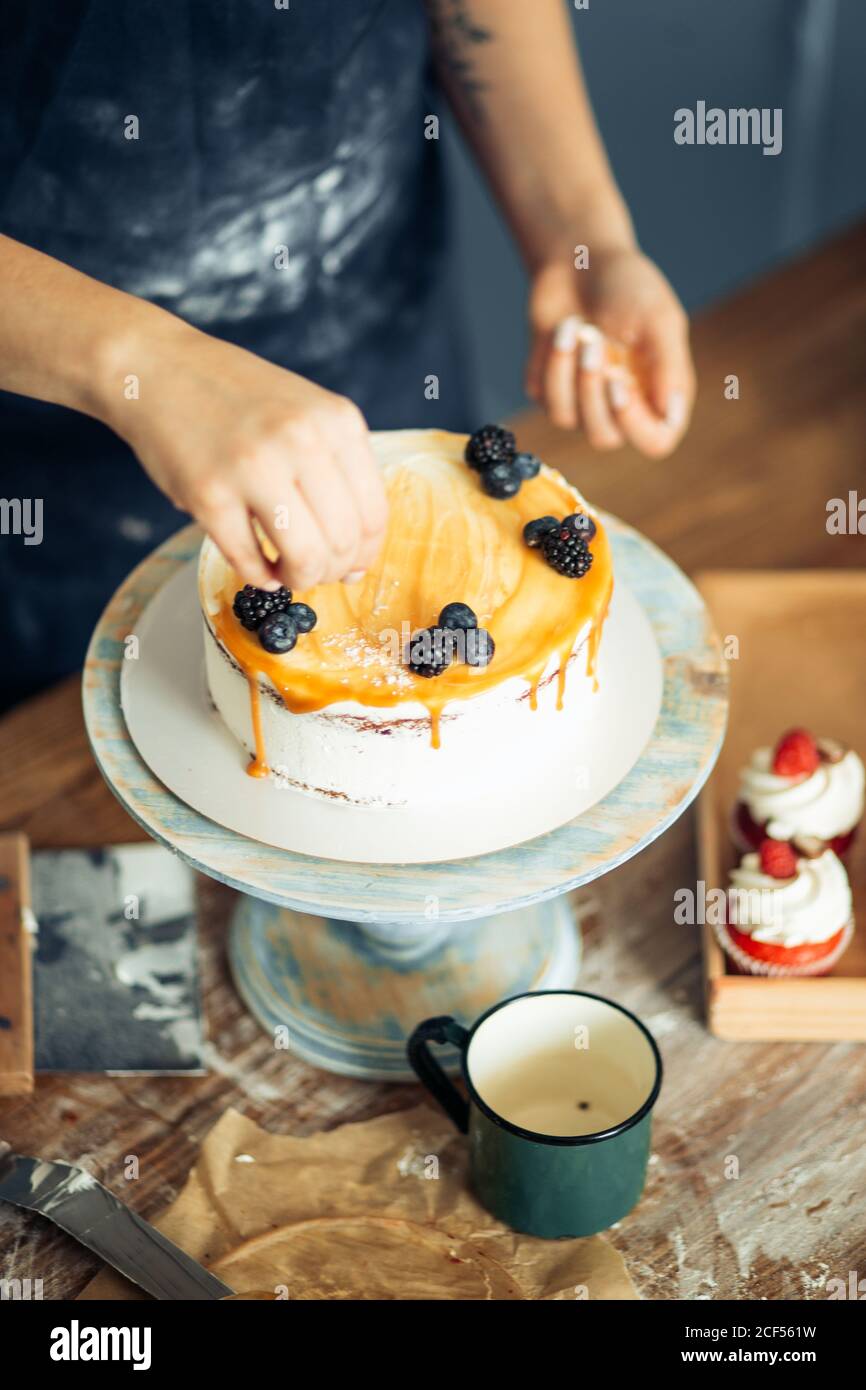 Chef Patissier Dans La Cuisine Decorant Un Gateau De Chocolat Fruits Bonbons Confectioner Est Decorant Gateau Au Chocolat Cours De Cuisine Culinaire Boulangerie Foo Photo Stock Alamy