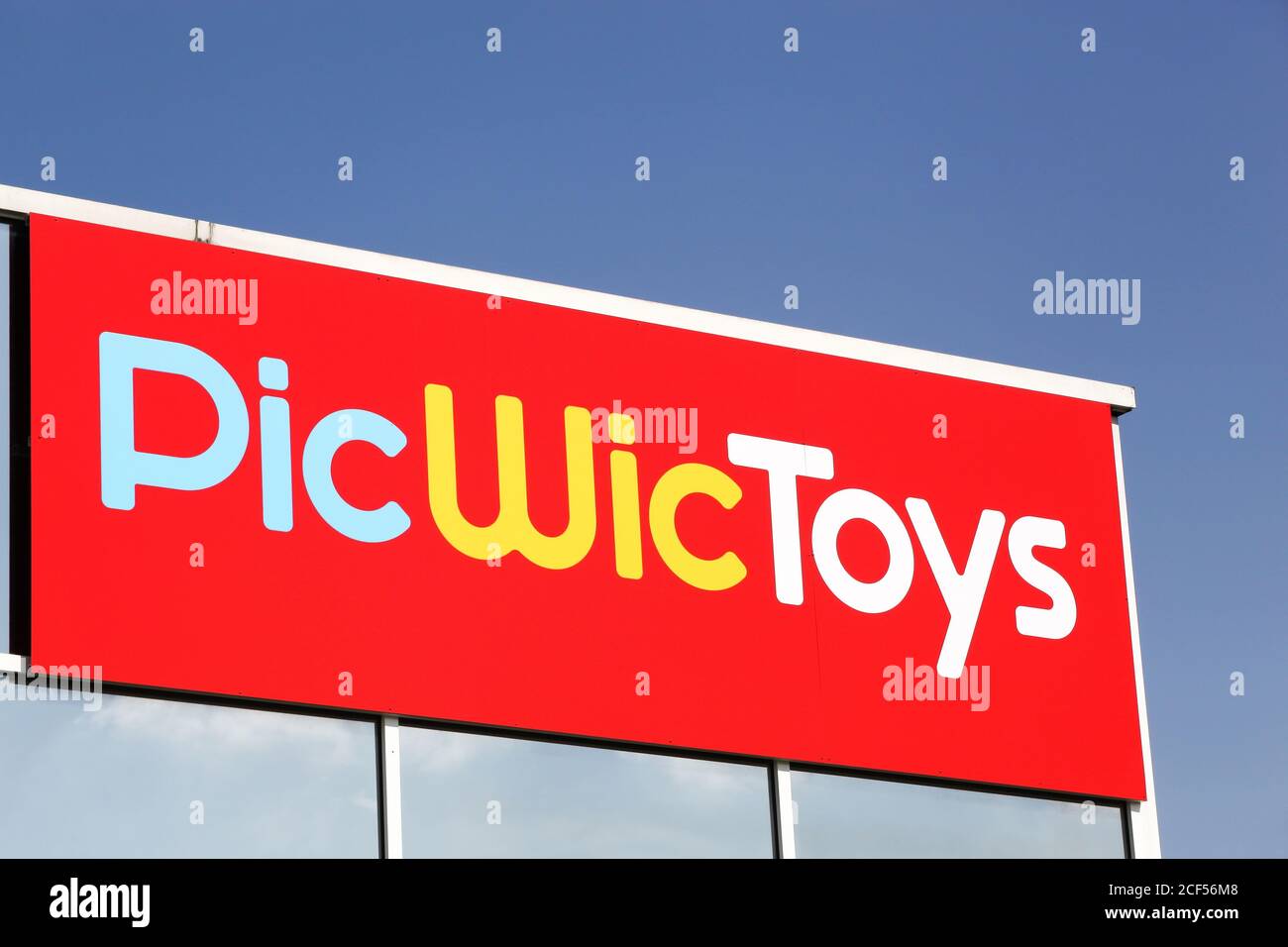 Saint Priest, France - 16 mai 2020 : logo Picwictoys sur un mur. PicWicToys  est une chaîne de magasins de jouets, lancée en 1977 à Englos, en France  Photo Stock - Alamy