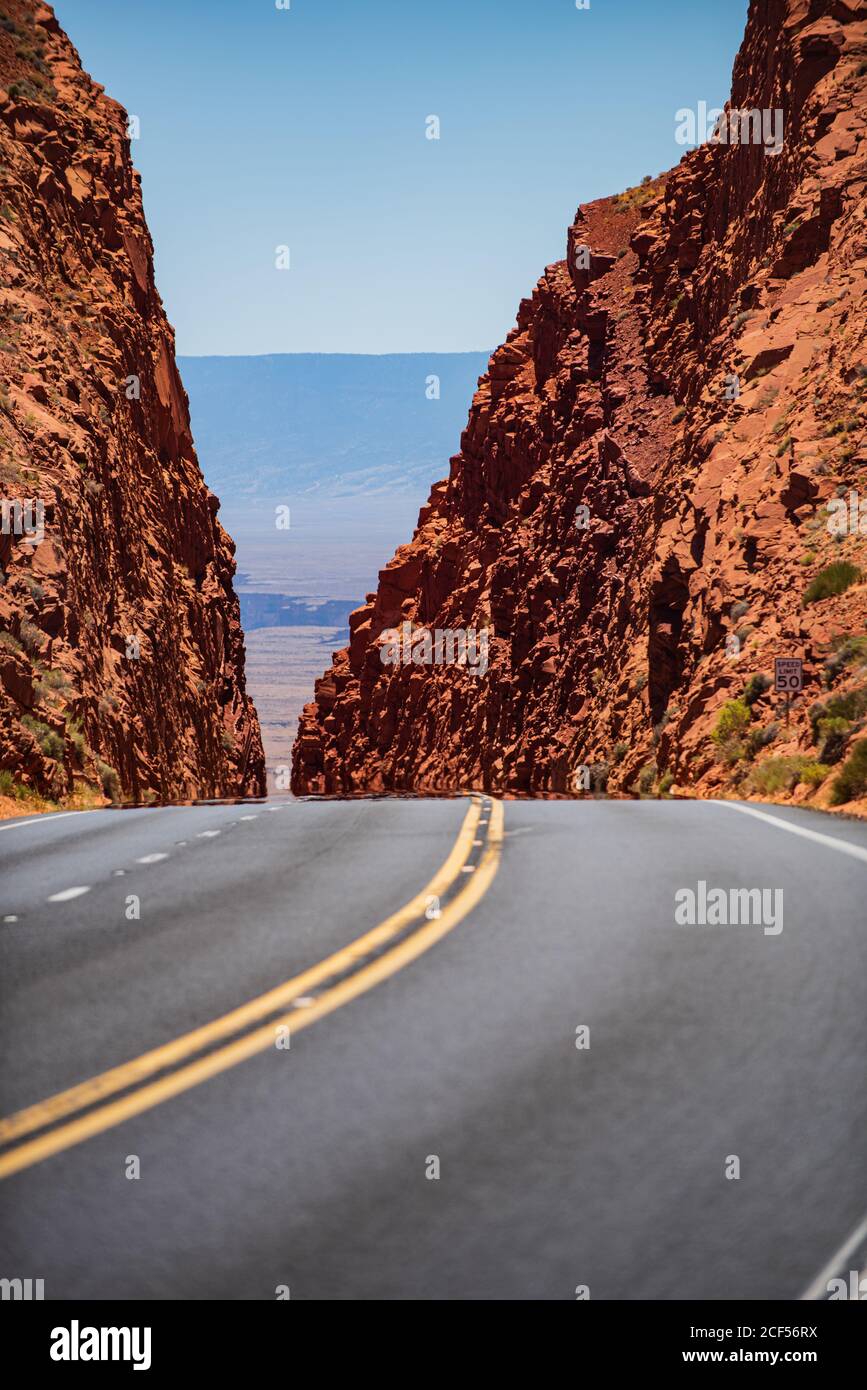 Autoroute panoramique vide en Arizona, États-Unis. Route en montagne. Une longue route droite menant à une montagne rocheuse. Banque D'Images