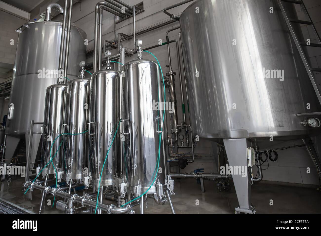 Usine moderne de bière et de boissons. Réservoirs en acier avec liquide. Banque D'Images