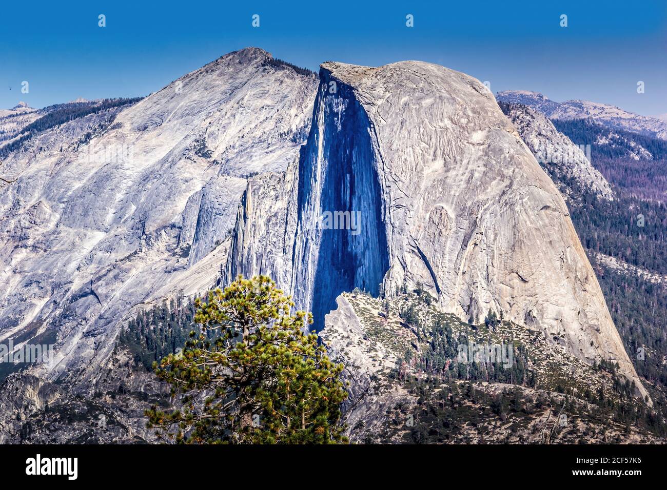Vue depuis le Sentinel Dome jusqu'au Half Dome, parc national de Yellowstone, Californie Banque D'Images