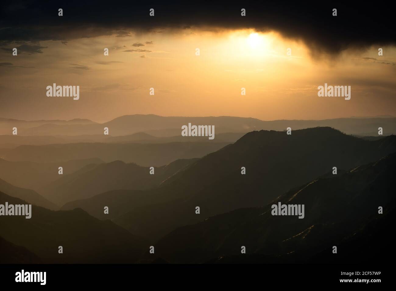Couches de montagnes et de brume, ambiance nocturne au-dessus du parc national de Yosemite, Californie Banque D'Images