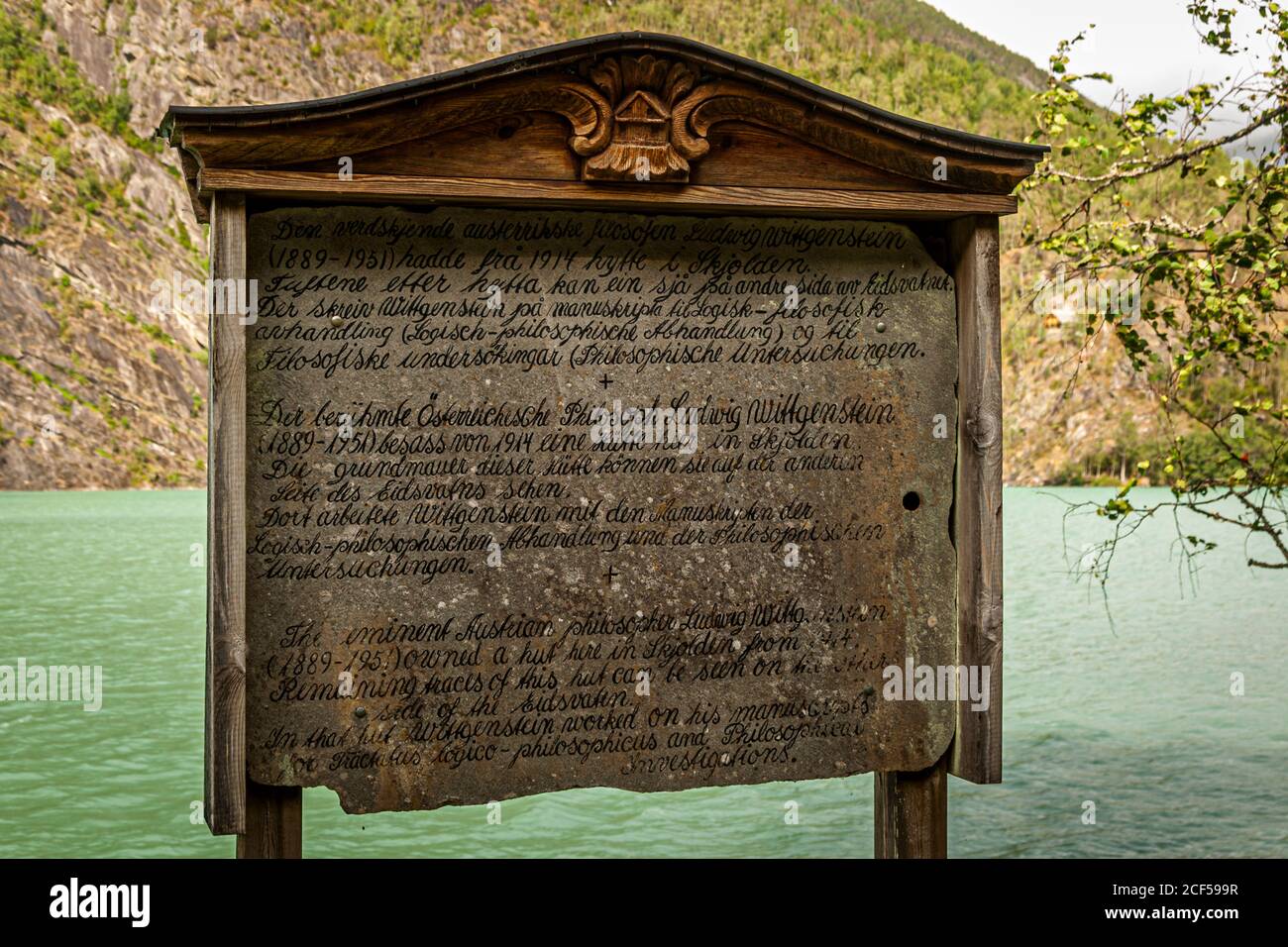 Une plaque commémorative manuscrite en trois langues commémore un célèbre philosophe qui a vécu ici pendant un temps. : le célèbre philosophe autrichien Ludwig Wittgenstein (1889-1951) possédait une cabane ici à Skjolden, Lustre, Norvège Banque D'Images