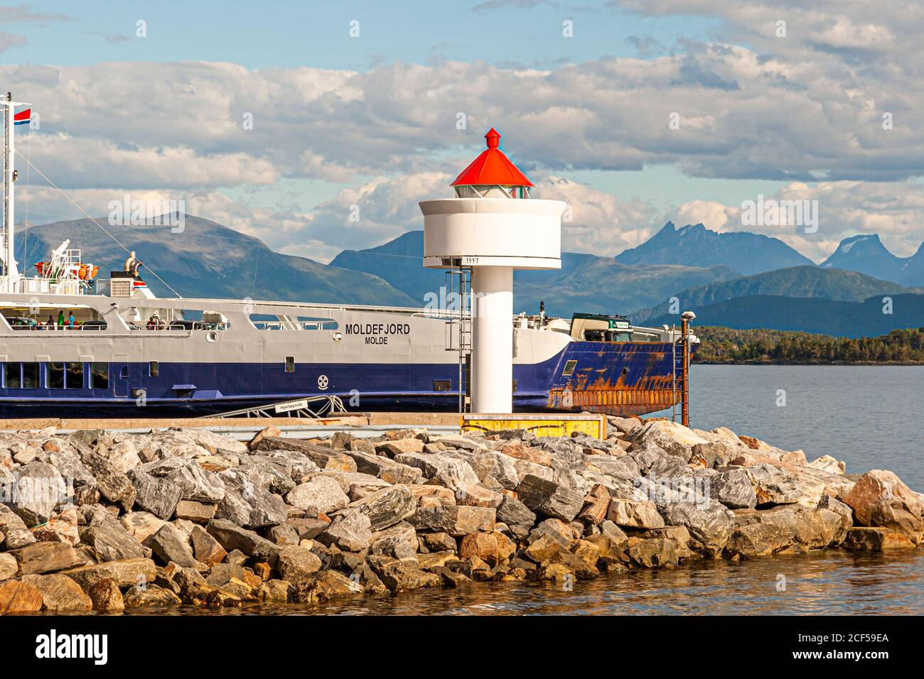 Phare et ferry Moldefjord à Molde, Norvège Banque D'Images