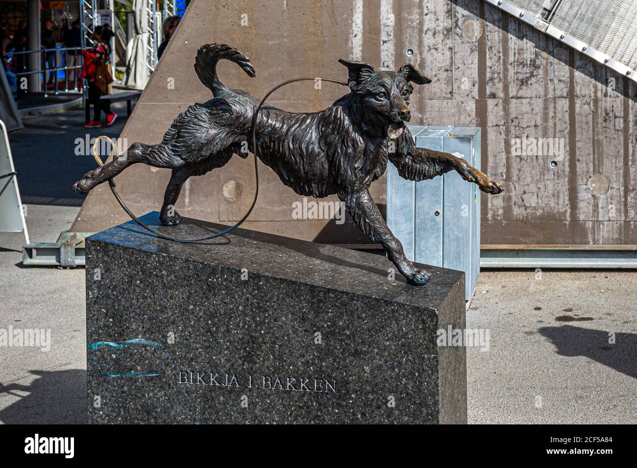 Bikkja i bakken sculpture de chien par Elene Engelsen à Holmenkollbakken Saut à ski à Holmenkollen Oslo Norvège Banque D'Images