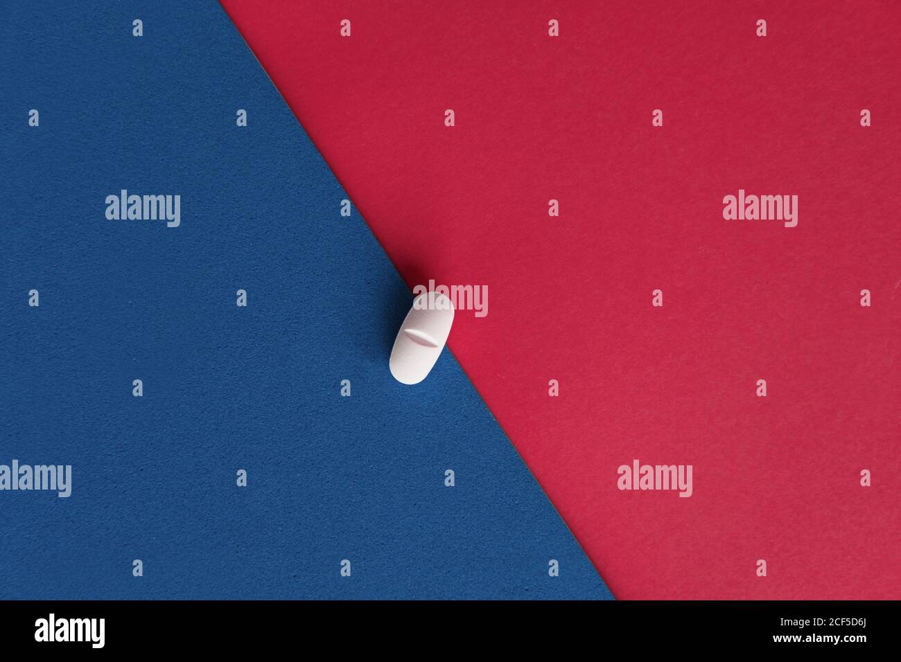 Vue de dessus de la pilule de prescription pour le traitement de la grippe feuilles de papier rouges et bleues Banque D'Images