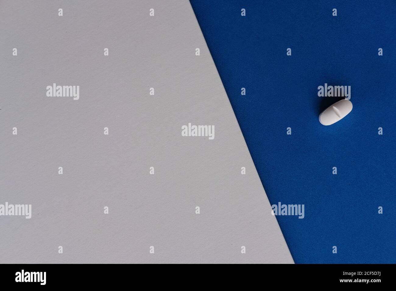 Vue de dessus de la pilule de prescription pour le traitement de la grippe feuilles de papier gris et bleu Banque D'Images