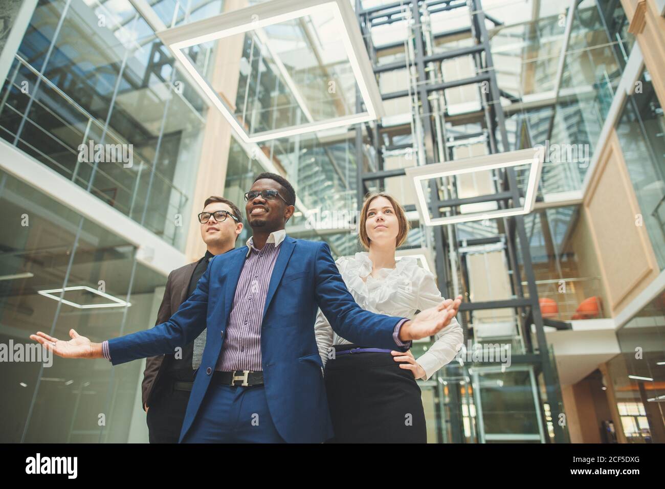 Young African American Business Man à la tête d'une équipe Banque D'Images