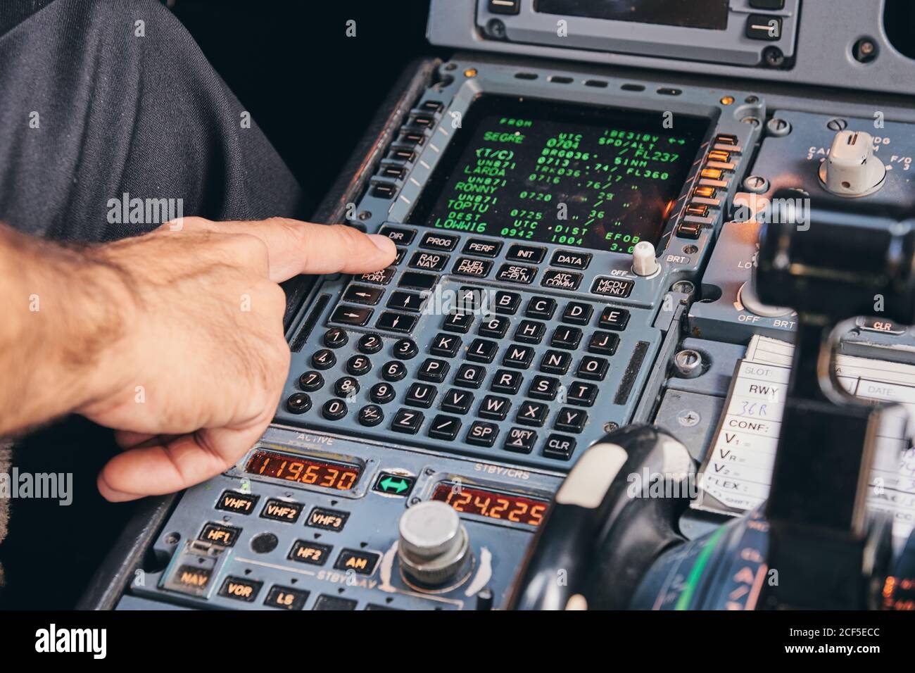 Crop anonyme pilote à l'aide du clavier du système de gestion de vol dans  le cockpit d'un avion moderne pendant le vol Photo Stock - Alamy