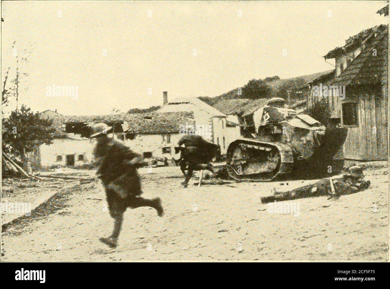 . Illinois dans la Guerre mondiale; un dossier illustré préparé avec la coöperation et sous la direction des dirigeants dans les organisations militaires et civiles de l'État. Un GROUPE DE L'ARTILLERIE de CAMPAGNE 14QTH, le colonel Reilly, au rio;ht; assis à la table, le lieutenant-colonel Curtis G. Redden. Un COIN DANGEREUX DANS EXERMONT Men of the dix-huitième Regiment courant pour l'abri de coquillages-feu. Le harde de la première division a pris une extrémité de la ville lorsque cette photo a été prise par le lieutenant Nicholas McDonald (de Chicago), le 7 octobre 1918. Un RECORD DE SERVICE les treizième ingénieurs, un régiment Banque D'Images