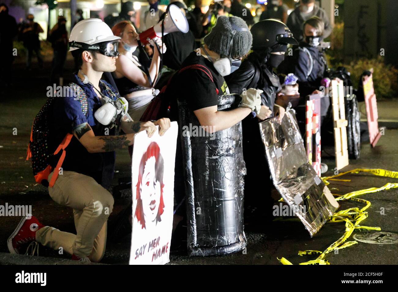Portland, États-Unis. 02 septembre 2020. Les manifestations se poursuivent le 98e jour consécutif à Portland, Oregon, pour protester contre la brutalité policière et les inégalités raciales, à la Cité de la police du Nord le 2 septembre 2020, où une petite foule s'est rassemblée tard dans la nuit. (Photo de John Rudoff/Sipa USA) crédit: SIPA USA/Alay Live News Banque D'Images