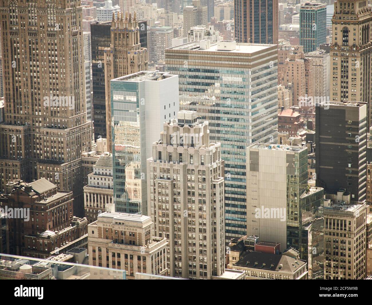 Vue aérienne du quartier moderne de New York avec verre tours hautes en plein soleil Banque D'Images