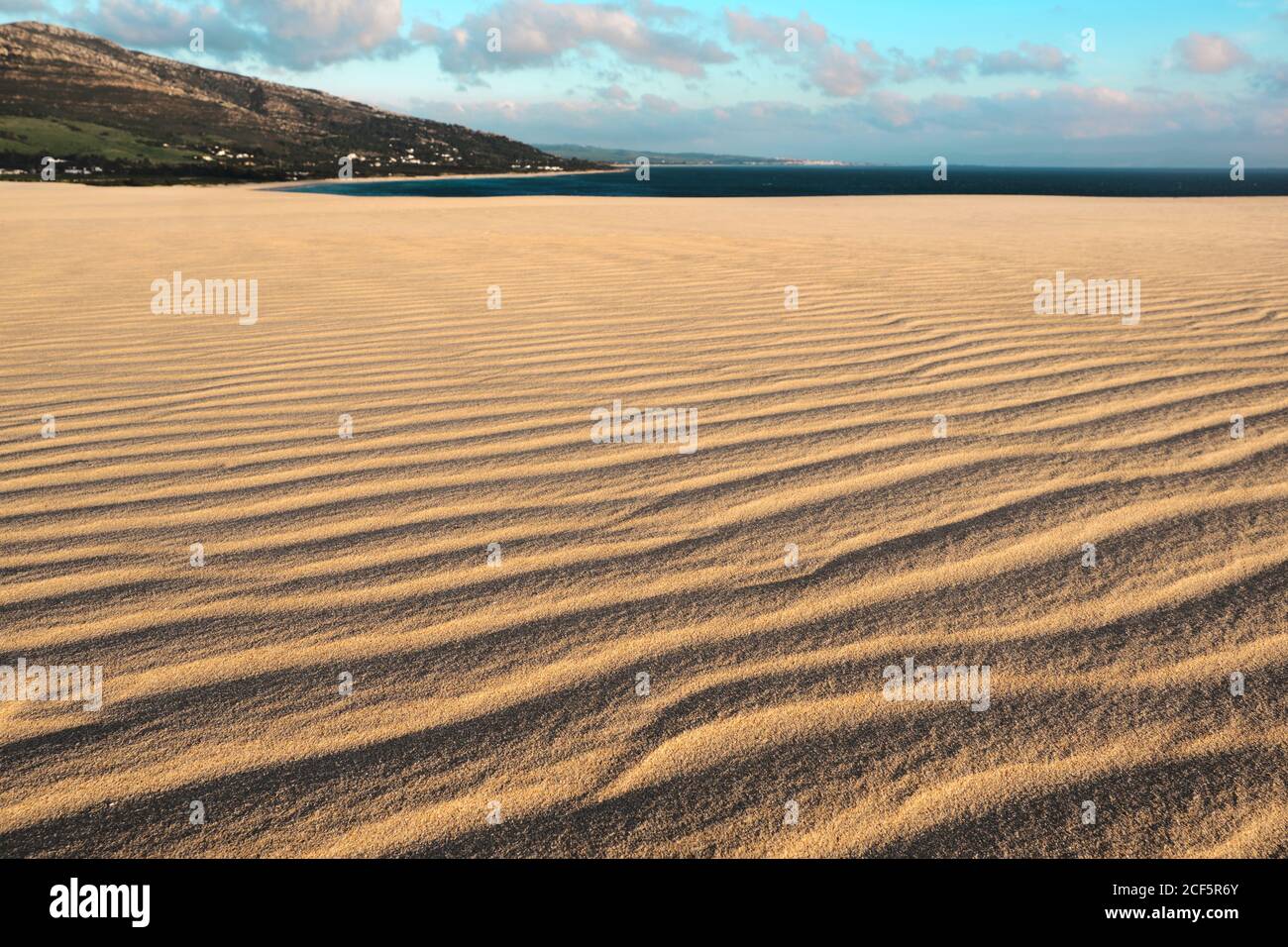 Paysage pittoresque d'une plage de sable ondulée texturée de la côte éloignée à Tarifa, en Espagne Banque D'Images