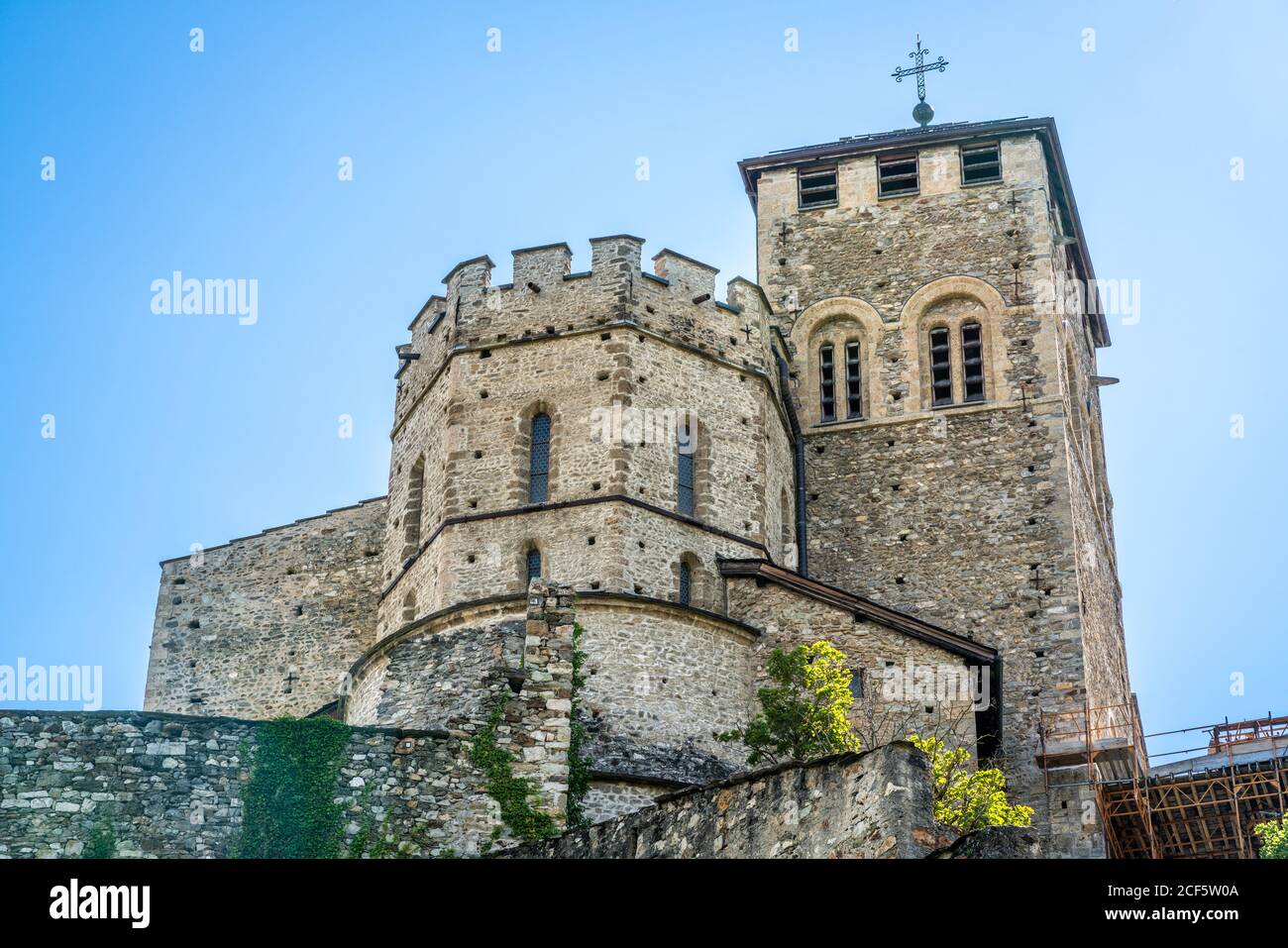 Vue extérieure du bâtiment principal de l'église de la Valère Basilique de Sion Valais Suisse Banque D'Images