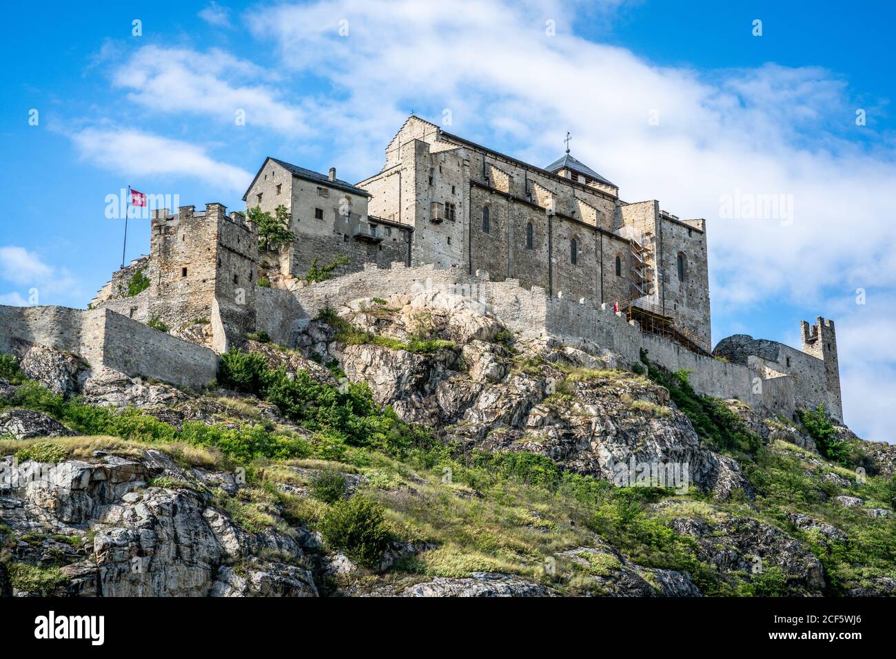 La basilique de la Valère vue panoramique sur la colline rocheuse avec Ciel bleu clair à Sion Valais Suisse Banque D'Images