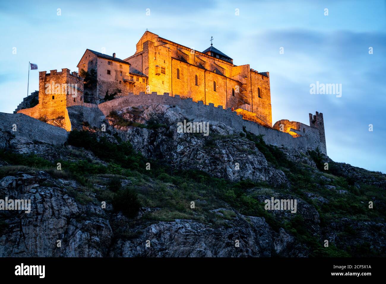 La basilique de la Valère illuminée la nuit à Sion Valais Suisse Banque D'Images