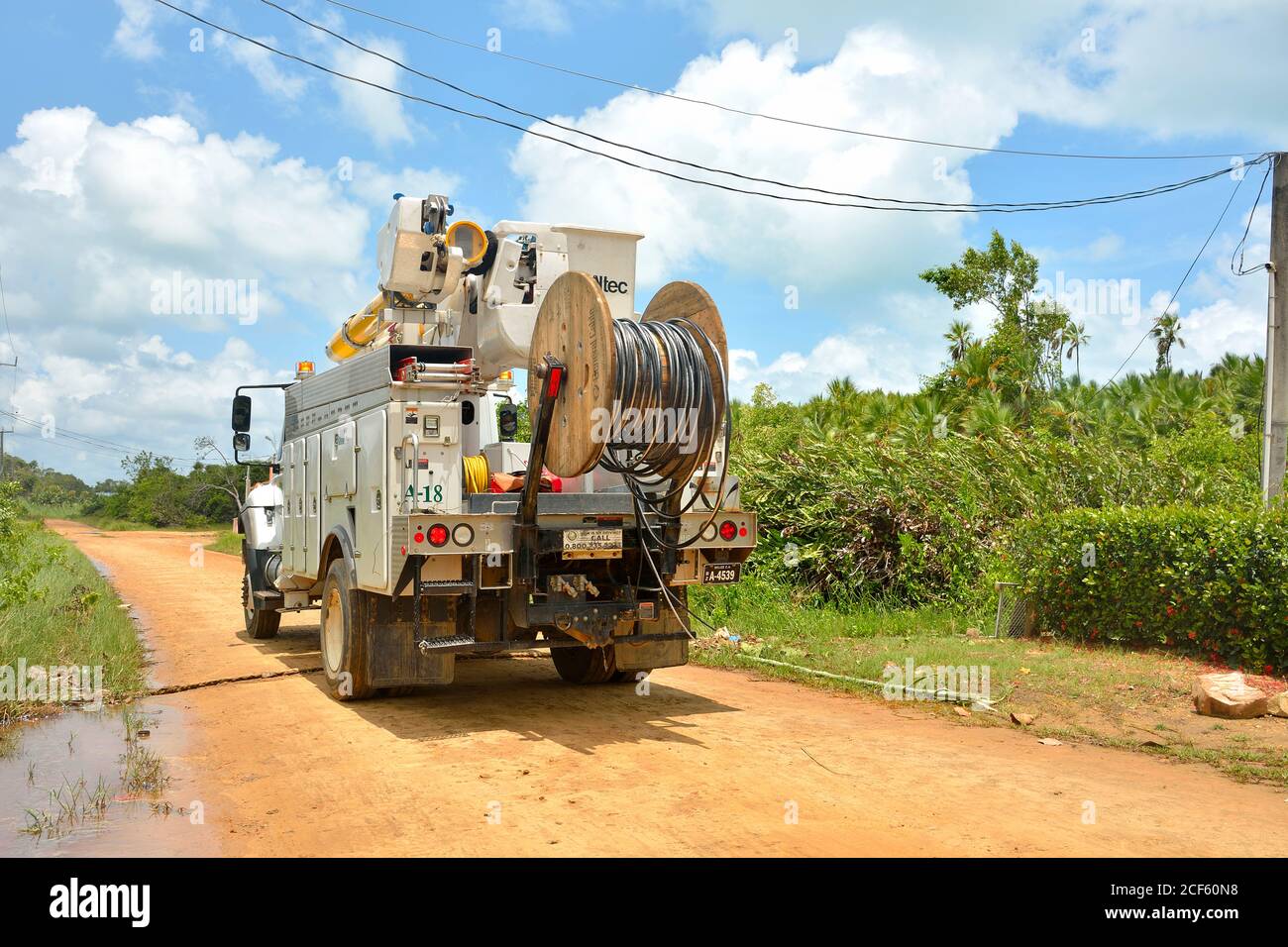Point de SEPT, district de Stann Creek, Belize - 03 septembre 2020 : le Belize Elictricity Limited conduit des camions par l'intermédiaire de point de SEPT tout en effectuant une évaluation des dommages à la suite de l'ouragan Nana Banque D'Images