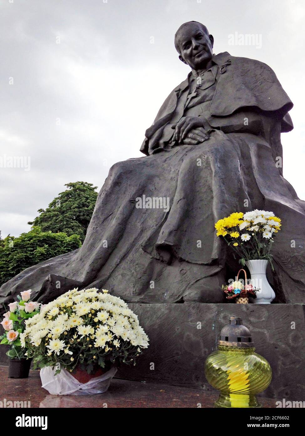 Sculpture d'un Saint Jean-Paul II assis à Torun, Pologne. Banque D'Images